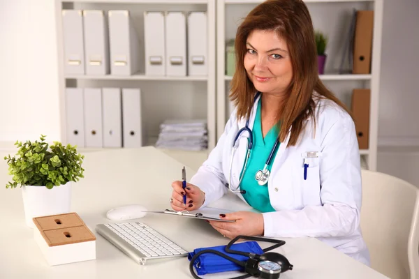 Retrato de mulher médica feliz no escritório — Fotografia de Stock
