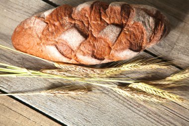 Ahşap masada taze pişmiş geleneksel ekmek.