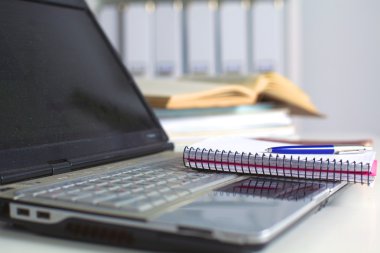 Ofis Masaları boş not defteri ve dizüstü bilgisayar ile