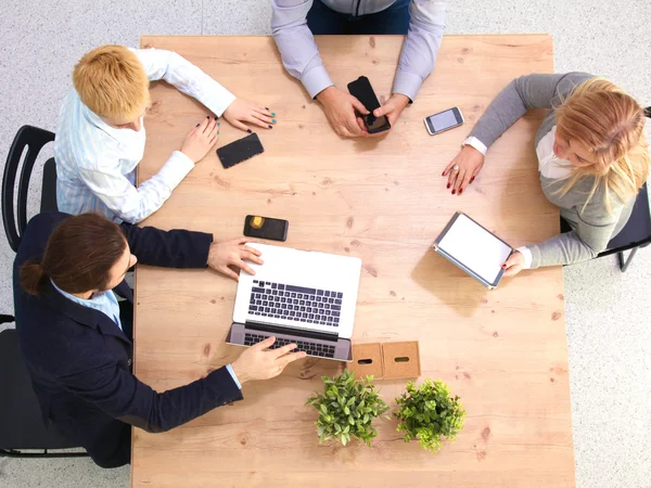 Imagen de los socios comerciales discutiendo documentos e ideas en la reunión — Foto de Stock