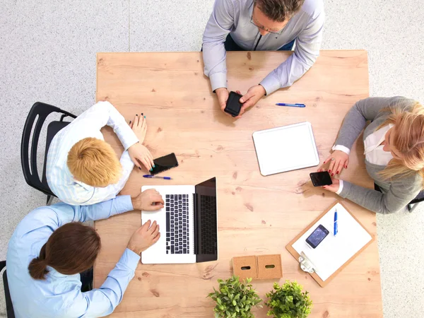 Imagen de los socios comerciales discutiendo documentos e ideas en la reunión — Foto de Stock