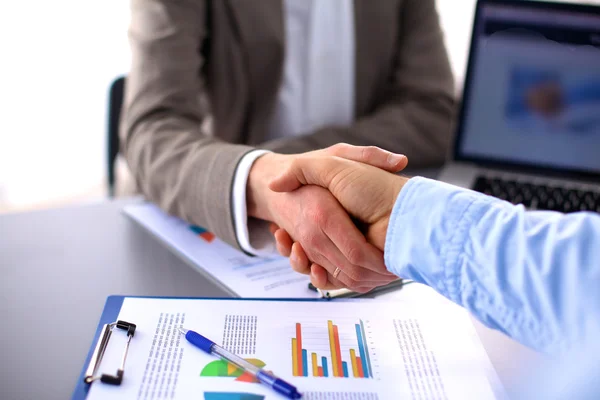 Handshake firmy. Dwa biznesmen drżenie rąk ze sobą w biurze — Zdjęcie stockowe