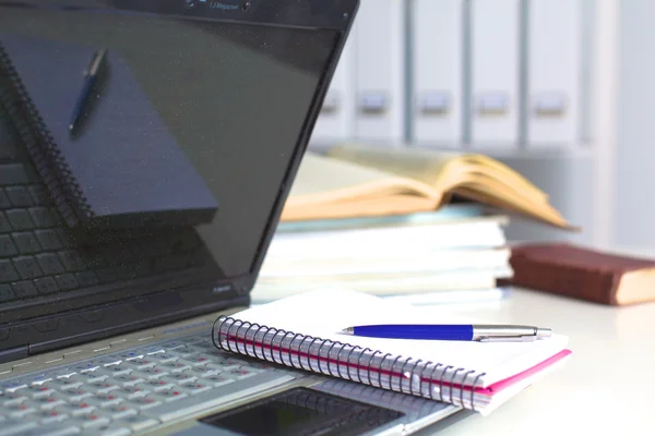 Office tabel met lege Kladblok en laptop — Stockfoto