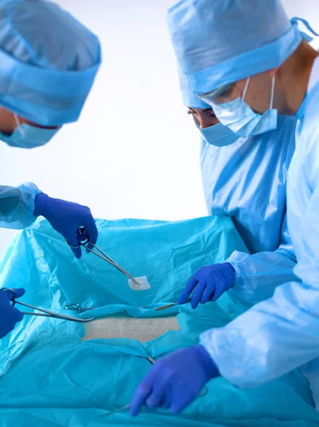 Equipe de cirurgião em uniforme realizar operação em um paciente na clínica de cirurgia cardíaca — Fotografia de Stock