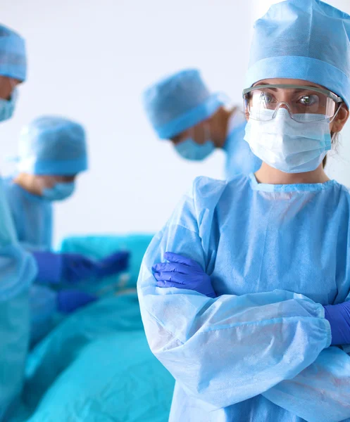 Equipe de cirurgião em uniforme realizar operação em um paciente na clínica de cirurgia cardíaca — Fotografia de Stock