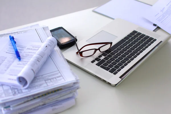 Mesa de escritório com bloco de notas em branco e laptop — Fotografia de Stock