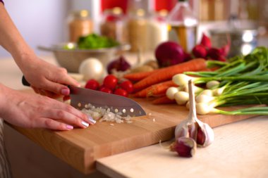 Genç kadın mutfakta yemek pişiriyor. Sağlıklı Yemek