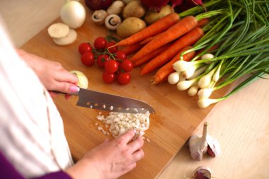 Genç kadın mutfakta yemek pişiriyor. Sağlıklı Yemek