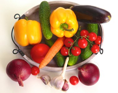 Beyaz arka planda taze sonbahar sebzeleri