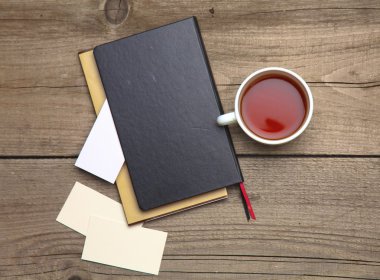 Ahşap Ofis Masası kalem ve çay Kupası ile boş kartvizit