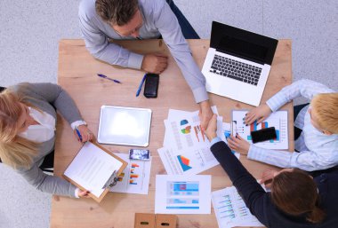 İş ortaklarının toplantıda belge ve fikirleri tartıştığı resim