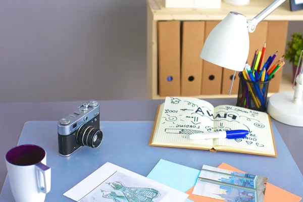 Mesa de diseño con él acostado en los instrumentos y la cámara —  Fotos de Stock