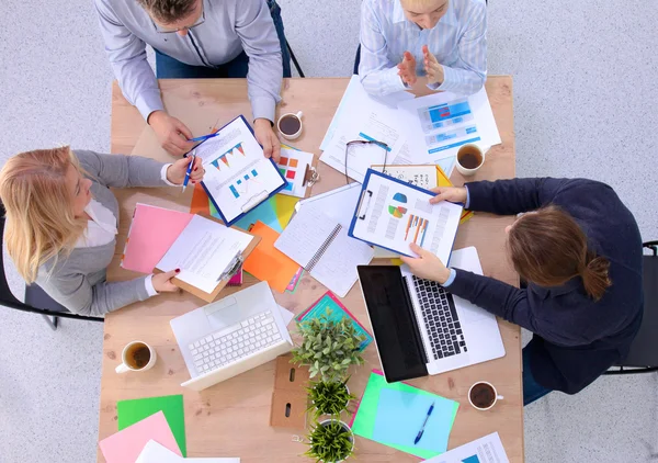 Imagen de los socios comerciales discutiendo documentos e ideas en la reunión — Foto de Stock