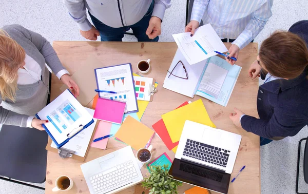 Imagen de los socios comerciales discutiendo documentos e ideas en la reunión — Foto de Stock