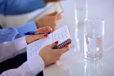 İş ortaklarının toplantıda belge ve fikirleri tartıştığı resim