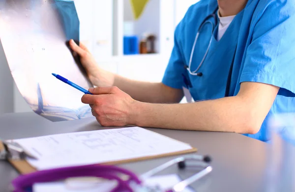 Médico y paciente en la mesa. solución — Foto de Stock