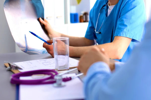 Läkare och patient vid bordet. lösning — Stockfoto