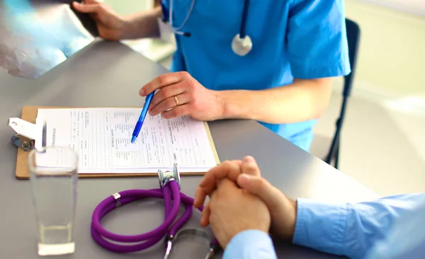 Doctor and patient at the table. solution — Stock Photo, Image