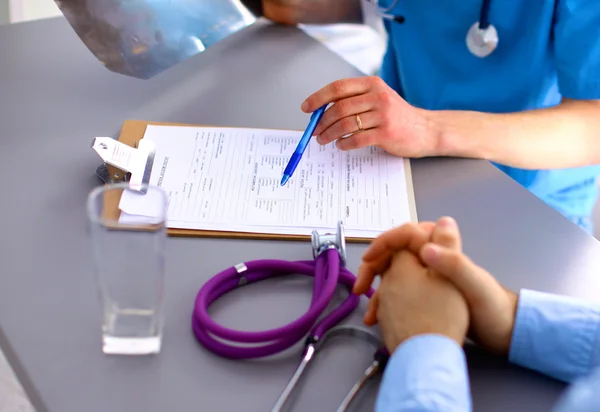 Läkare och patient vid bordet. lösning — Stockfoto