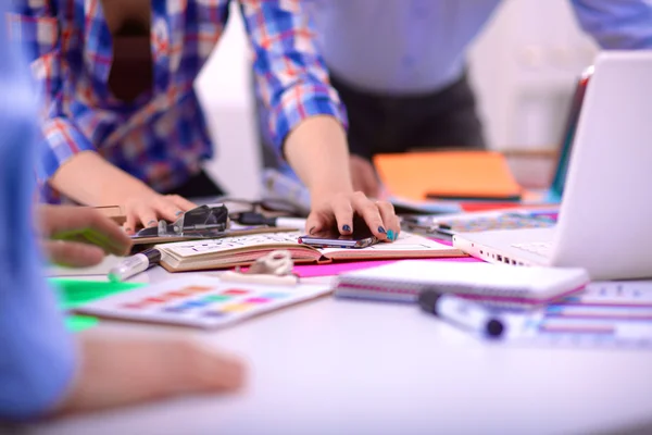 Nahaufnahme von drei jungen kreativen Designern, die gemeinsam an einem Projekt arbeiten. Teamarbeit — Stockfoto