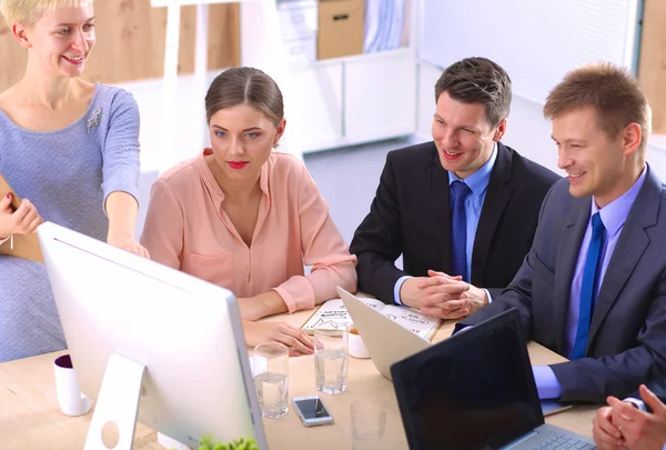 Affärsmöte - manager diskuterar arbetet med kollegorna — Stockfoto