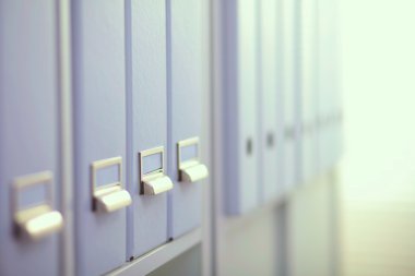 Dosya klasörleri, arka planda raflarda duran