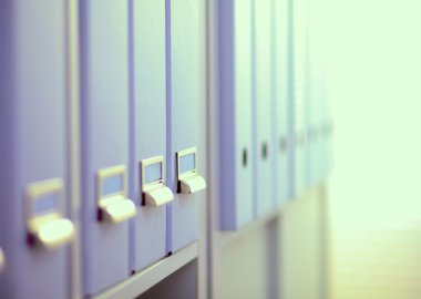 Dosya klasörleri, arka planda raflarda duran