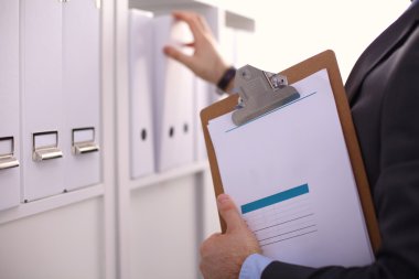 boş bir beyaz tahta tutan işadamı