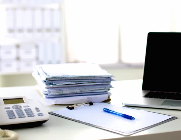 Escritorio de oficina una pila de informes de papel de computadora formularios de trabajo —  Fotos de Stock