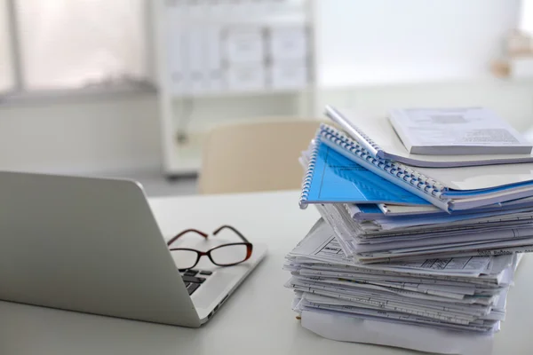 Ofis Masası bilgisayar kağıt raporları bir yığın iş formları — Stok fotoğraf