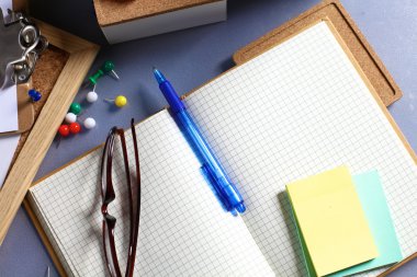 Küçük kumbara para koyarak işadamı