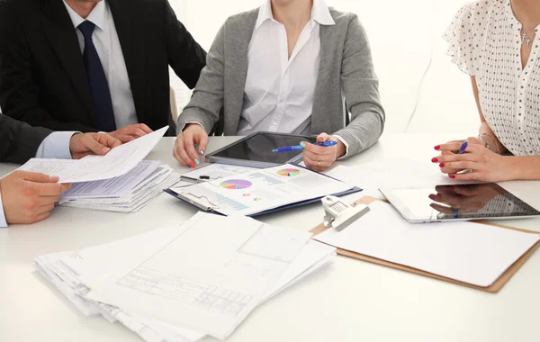 Zakenmensen handdruk, zitten aan de tafel — Stockfoto