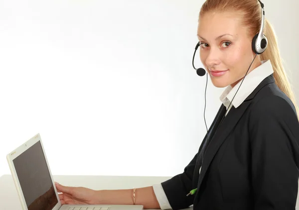 Operadora de centro de llamadas femenino con auriculares navegando en su computadora — Foto de Stock