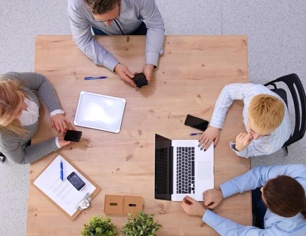 Groep van mensen uit het bedrijfsleven samen te werken op witte achtergrond — Stockfoto