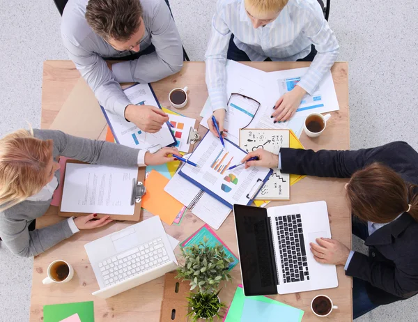 Groep van mensen uit het bedrijfsleven samen te werken op witte achtergrond — Stockfoto