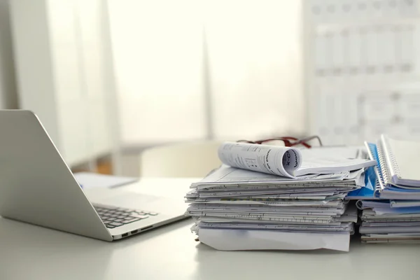 Escrivaninha uma pilha de relatórios de papel de computador formulários de trabalho — Fotografia de Stock