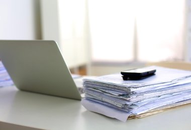 Ofis Masası bilgisayar kağıt raporları bir yığın iş formları