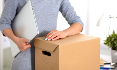 Office, gülümseyen, kutu ambalaj hareketli iş adamları mutlu takım