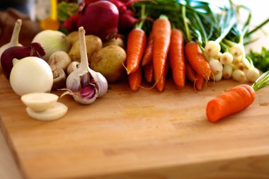 Ahşap bir masa üzerinde organik sebze yığını