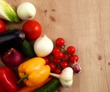 Çeşitli ham organik sebze ahşap masa ile kompozisyon