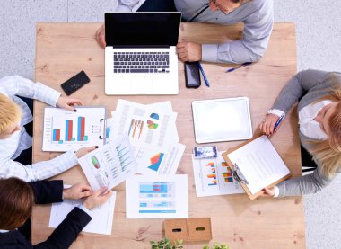 İş ortaklarının toplantıda belge ve fikirleri tartıştığı resim