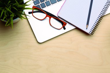 Ofis Masaları boş not defteri ve dizüstü bilgisayar ile