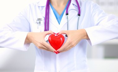 Doktor stetoskop kırmızı kalp incelenmesi ile