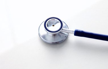 Beyaz arkaplanda tıbbi steteskop