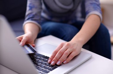 Kitap ve masa üstünde laptop ile sağlık stetoskop