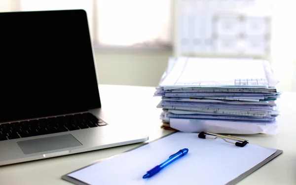 Büroschreibtisch ein Stapel Computerpapier meldet Arbeitsformulare — Stockfoto