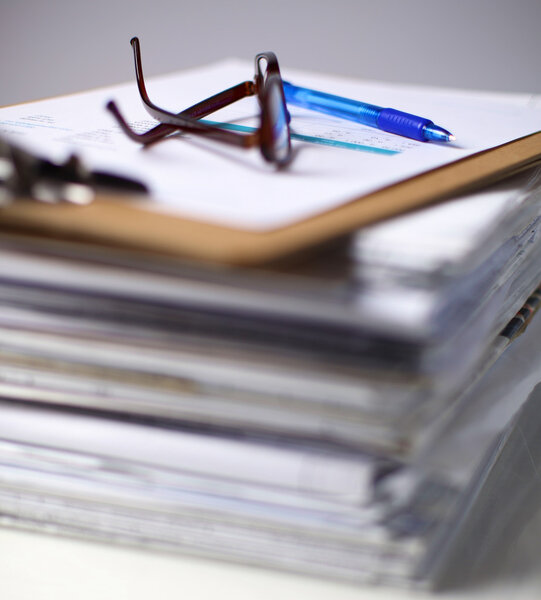 Большая стопка бумаг, документы на столе
