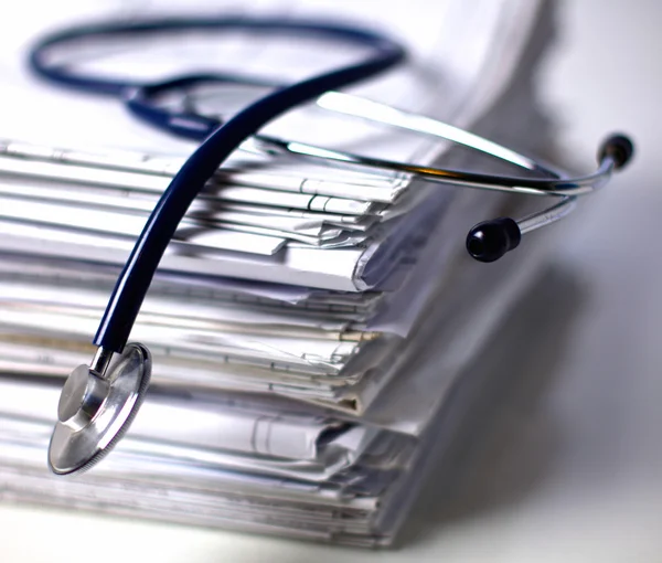 Kağıt destesini üzerinde sağlık stetoskop — Stok fotoğraf