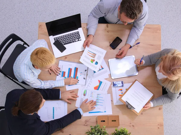 Gruppe von Geschäftsleuten, die zusammen auf weißem Hintergrund arbeiten — Stockfoto