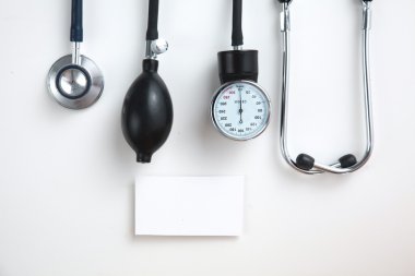 Tansiyon ölçer tıbbi malzeme üzerinde beyaz izole